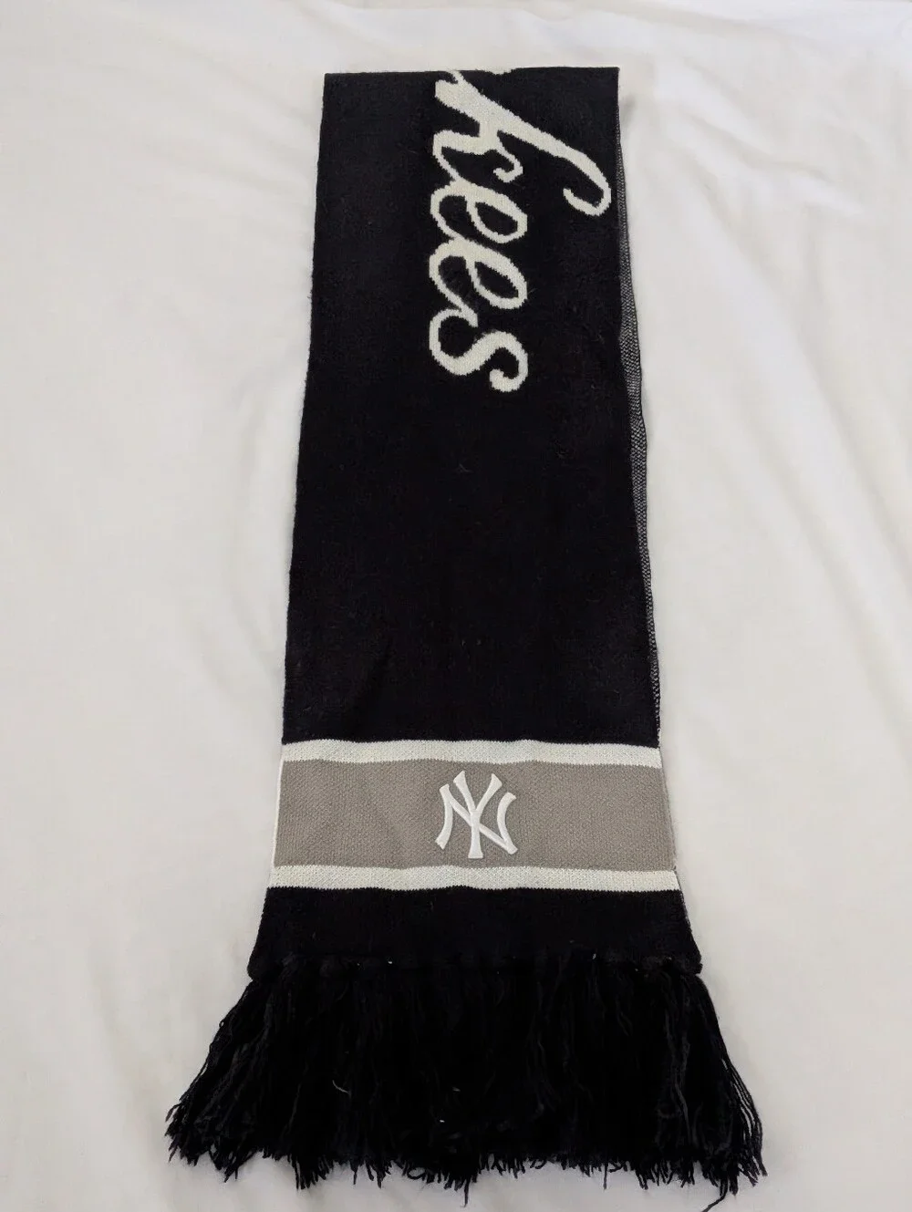 NY Yankees Embroidered Logo Official Stadium 47 Brand Navy White Tasseled Scarf